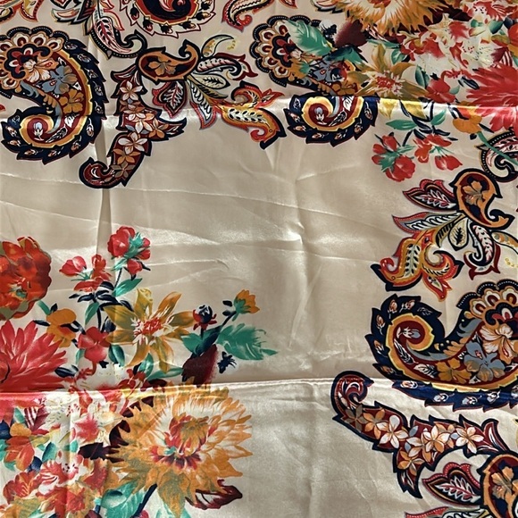 R-1687- Women's Scarf Red Cream Colors NWT - Picture 9 of 9